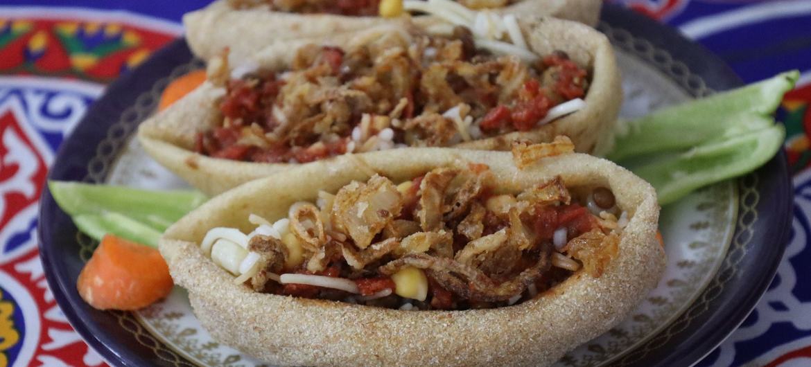 Le koshary, plat du quotidien et pratiques qui y sont associées en Egypte.