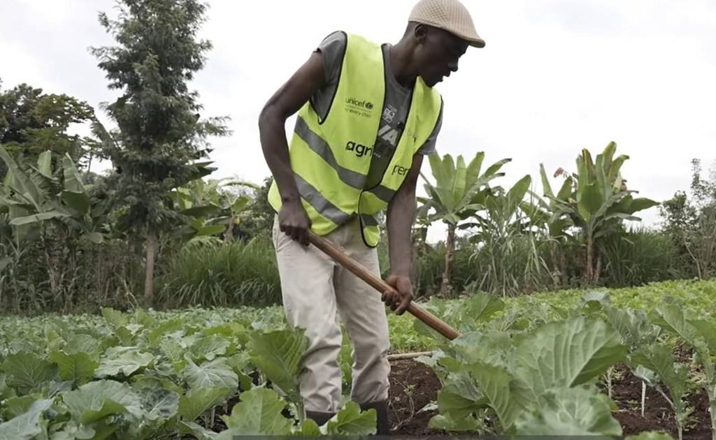 Eric Munene akiwa kwa shamba lake. UNICEF Kenya imeunga mkono mradi wa vijana uitwao Empowering Kenyan Youth in Agribusiness and Nutrition (EKYAN) kuwawezesha vijana kwa mafunzo ya kilimo rejelevu.