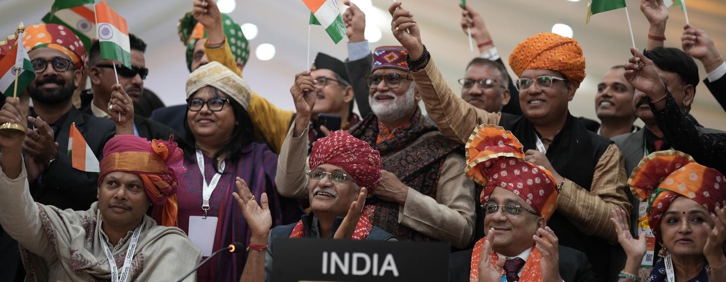यूनेस्को की अमूर्त साँस्कृतिक धरोहर सूची में दीपावली के नामांकन का जश्न मनाता भारतीय प्रतिनिधिमंडल.