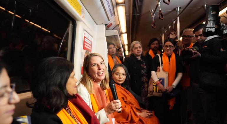 अभियान में सम्मिलित सभी व्यक्तियों ने महिलाओं के स्वास्थ्य की अहमियत का सन्देश देने के लिए एक प्रतीकात्मक मेट्रो यात्रा भी की.