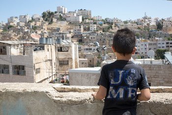 आठ वर्षीय हामिद, हेब्रॉन में अपने घर की छत से देख रहा है. (12 जुलाई, 2018)