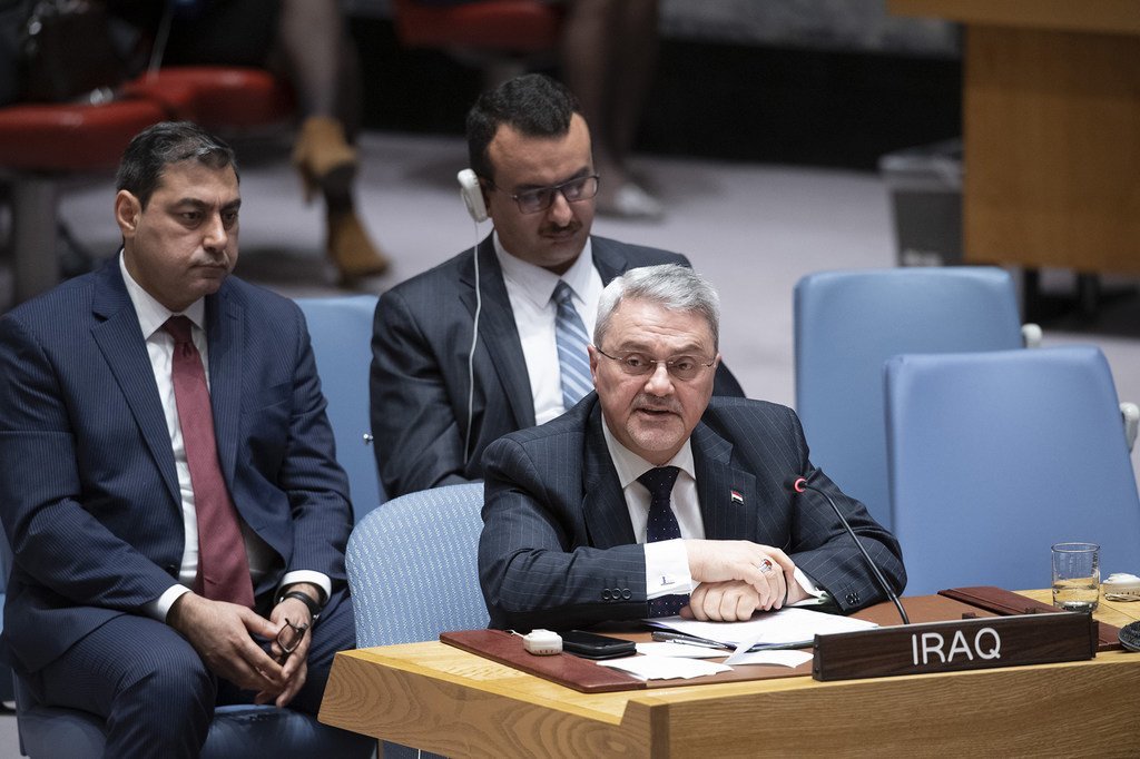 يتحدث الممثل الدائم للعراق لدى United Nations، محمد حسين علي بحر العلوم، من على المنصة خلال اجتماع لمجلس الأمن الأمم المتحدة في نيويورك.