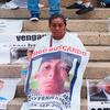 Una mujer sostiene un cartel con la foto de su hijo durante una protesta en la Ciudad de México.
