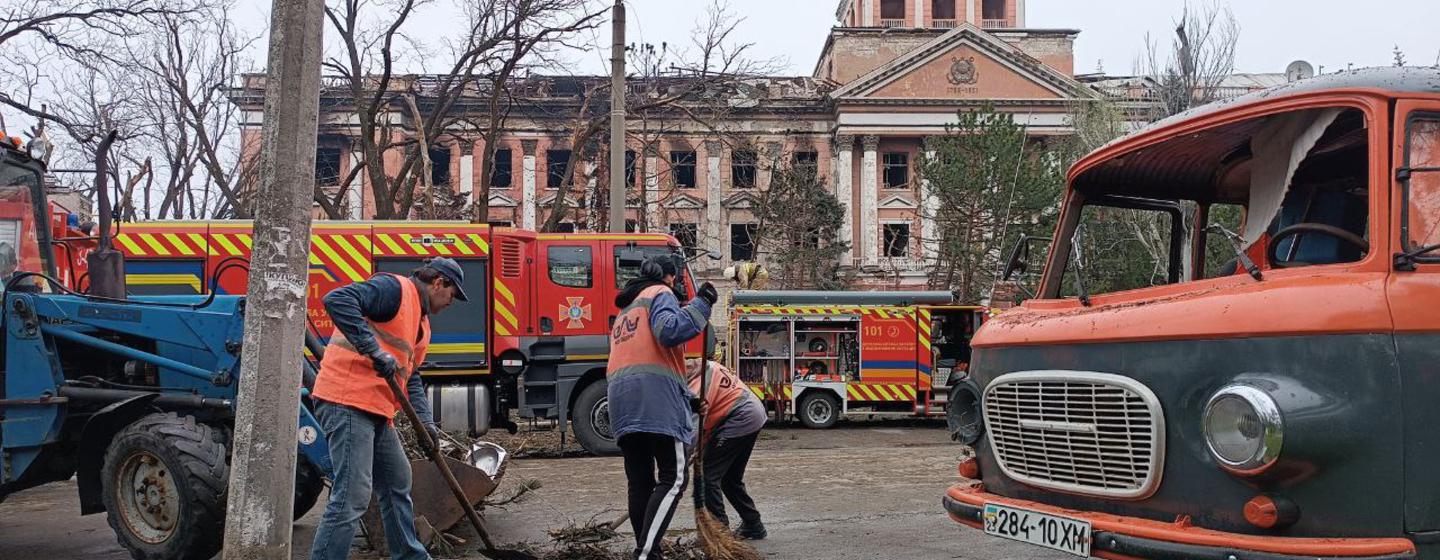 عمال البلدية يزيلون مخلفات القصف في ميكولايف.  
