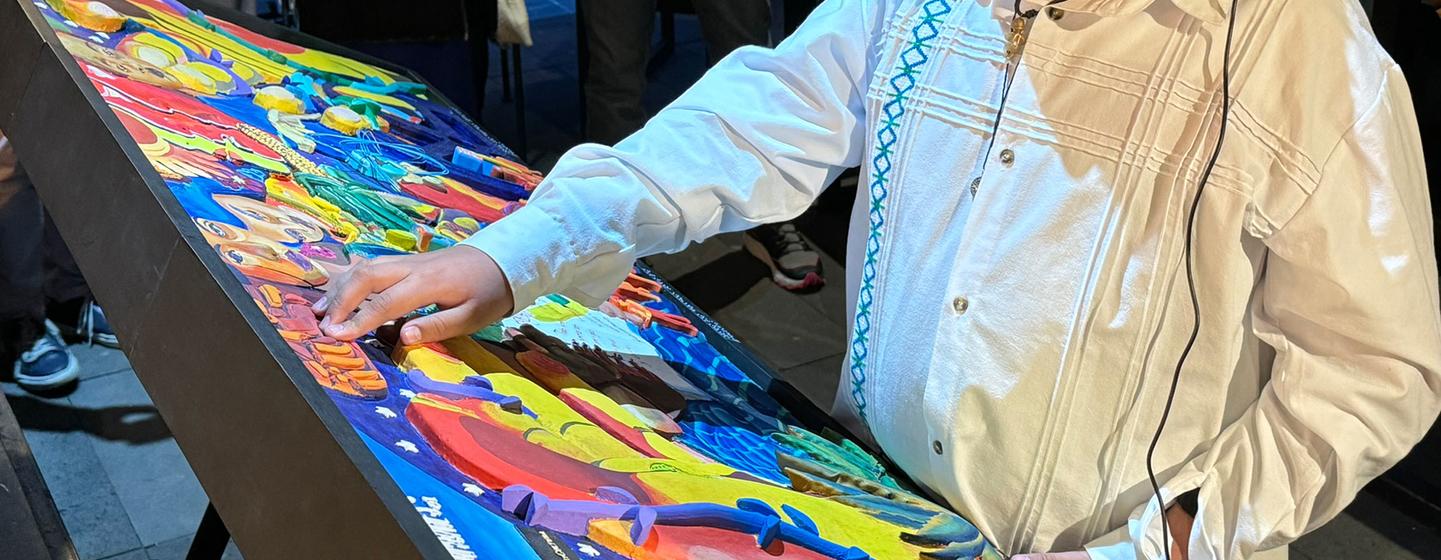 Bruno Quevedo, de 11 años  y ciego de nacimiento, conoció el mural “Todos los derechos, todas las personas” gracias a la réplica realizada por Cuéntame un Mural.  