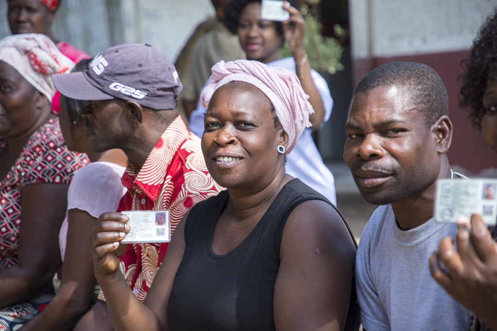 Des citoyens au Mozambique avec leurs cartes d'identité.