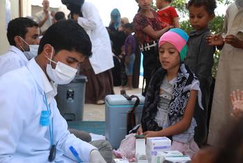 在也门马里布省的一处营地，境内流离失所者到流动诊所寻医。