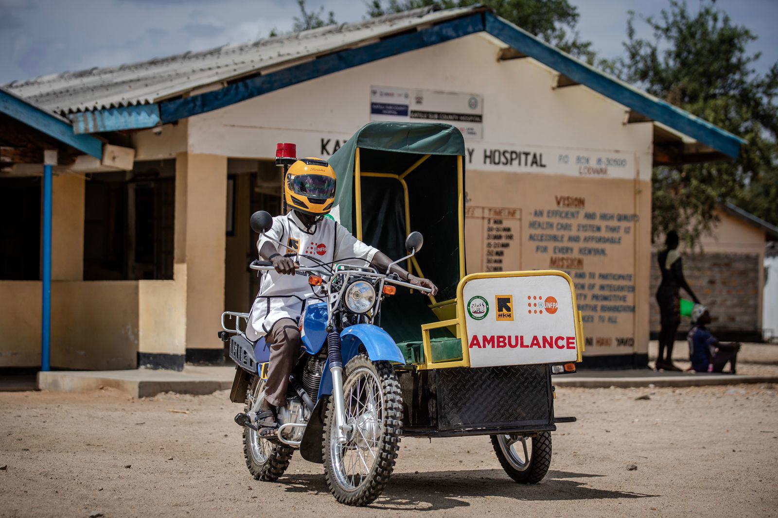 La sécheresse actuelle a rendu beaucoup plus difficile pour les femmes du comté de Turkana, au Kenya, l'accès aux services de santé essentiels - une situation dangereuse à laquelle l'ambulance à moto de l'UNFPA aide à remédier.