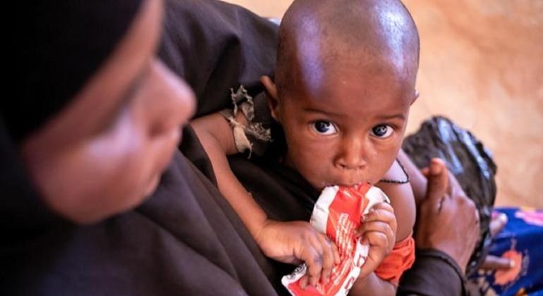 Criança se alimenta de um sachê de comida terapêutica na Somália. ONU pede ação urgente para salvar vidas em países atingidos por crise alimentar