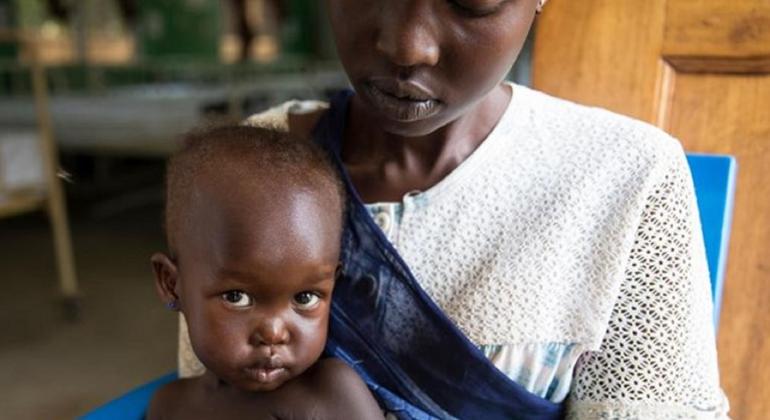 Afra, sostenida por su madre Therese, es examinada por desnutrición en el hospital infantil Al Sabbah en Juba, Sudán del Sur.