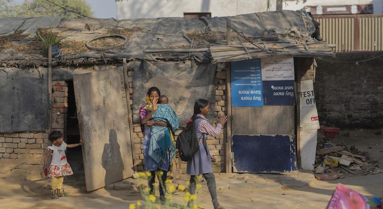 यूएनडीपी इंडिया के प्रोजेक्ट उत्थान की पहल के ज़रिए, रूपा की बड़ी बेटी का स्थानीय नगरपालिका स्कूल में दाख़िला होने में मदद मिली.