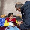 Le chef de l'OMS Dr. Tedros Adhanom Ghebreyesus rencontre Nour qui a perdu ses parents lors du tremblement de terre à Alep, en Syrie.