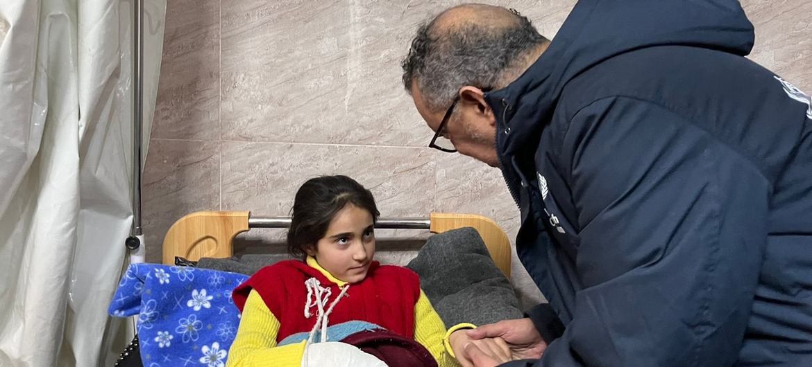 El director general de la OMS, Tedros Adhanom Ghebreyesus, se reúne con Nour, que perdió a sus padres en el terremoto del pasado lunes.
