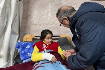 WHO के महानिदेशक डॉक्टर टैड्रॉस ऐडहेनॉम घेबरेयेसस, सीरिया के अलेप्पो में, भूकम्प प्रभावित एक लड़की नूर के साथ बातचीत करते हुए. भूकम्प में, नूर के माता-पिता दोनों की ही मौत हो गई.