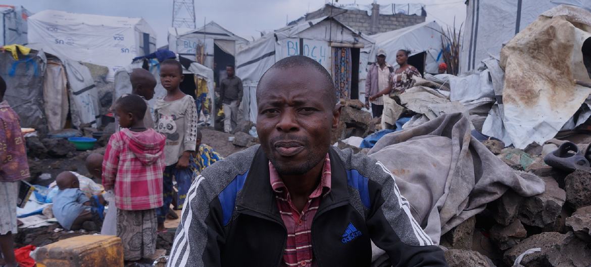 Лагерь для переселенцев в Гоме, ДРК. Кибира Бакулу – отец пятерых детей, его семья покинула свой дом, спасаясь от насилия.