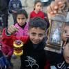 أطفال في غزة يحملون فوانيس احتفالا بشهر رمضان المبارك