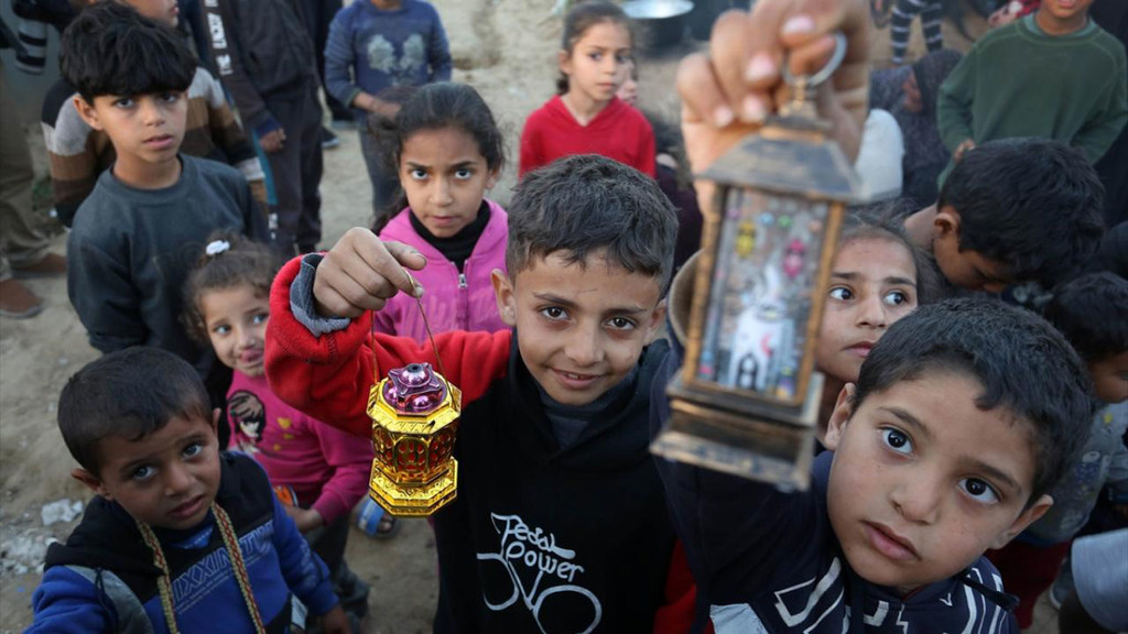 Des enfants de Gaza tiennent des lanternes pour célébrer l'arrivée du Ramadan.