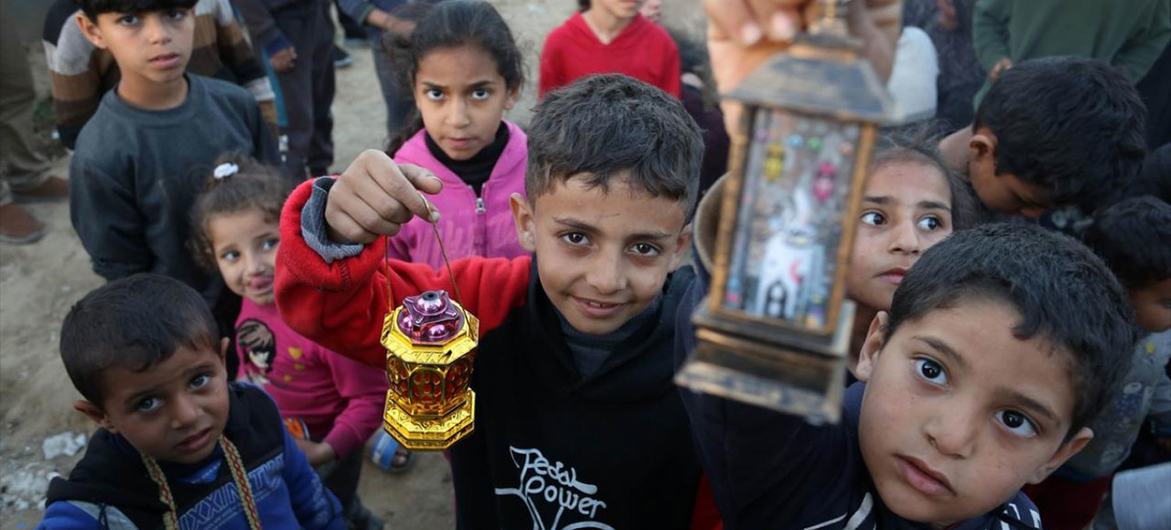 أطفال في غزة يحملون فوانيس احتفالا بشهر رمضان المبارك