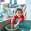Una niña de dos años se lava las manos en Guatemala, donde sólo el 56% de la población tiene acceso a servicios de agua potable. 