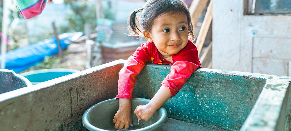 Una niña de dos años se lava las manos en Guatemala, donde sólo el 56% de la población tiene acceso a servicios de agua potable.  Una niña de dos años se lava las manos en Guatemala, donde sólo el 56% de la población tiene acceso a servicios de agua potable.
