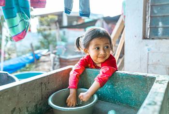 Una niña de dos años se lava las manos en Guatemala, donde sólo el 56% de la población tiene acceso a servicios de agua potable. 