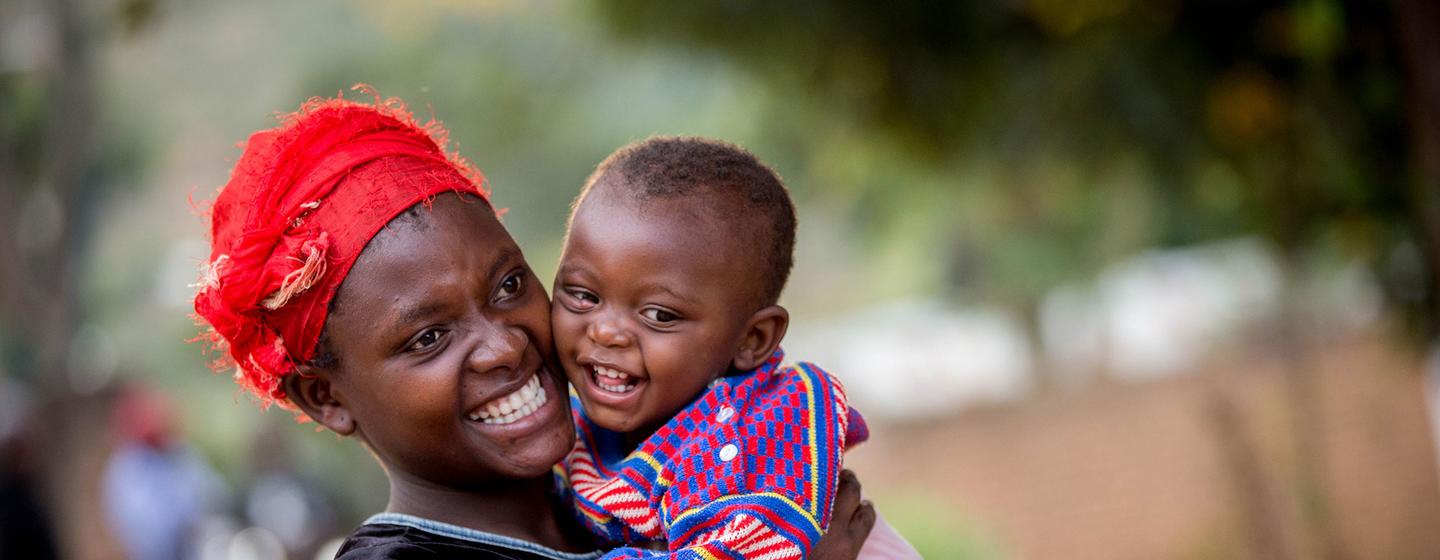 Uma mãe e seu bebê se beneficiam dos serviços oferecidos em um centro de saúde apoiado pelo UNICEF no Malaui.