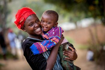 Uma mãe e seu bebê se beneficiam dos serviços oferecidos em um centro de saúde apoiado pelo UNICEF no Malaui.