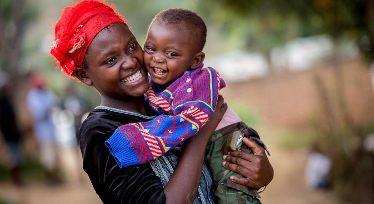 Uma mãe e seu bebê se beneficiam dos serviços oferecidos em um centro de saúde apoiado pelo UNICEF no Malaui.