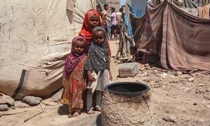 Des enfants déplacés dans un camp de fortune à Mokha, au Yémen.