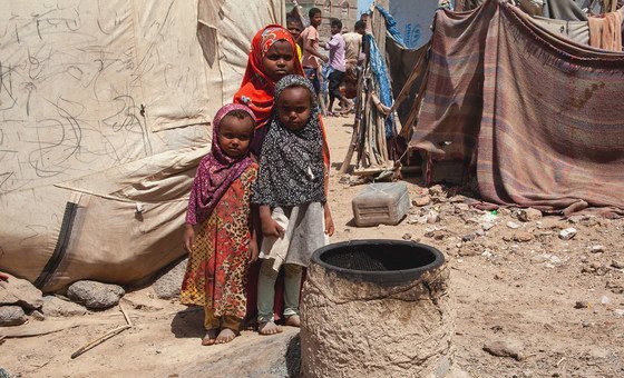 Niños desplazados en un asentamiento en Mokha, Yemen.
