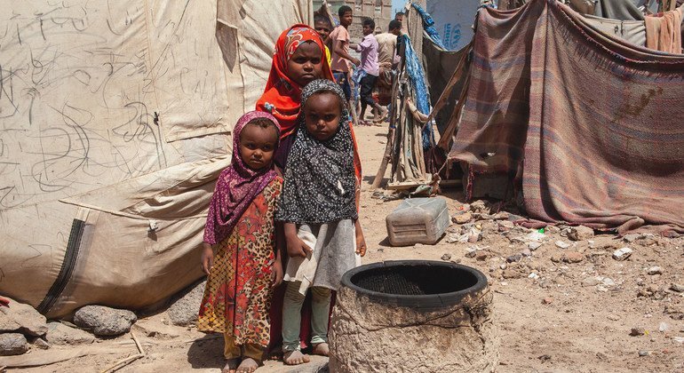 यमन के मोखा में एक अस्थाई शिविर में कुछ विस्थापित बच्चे.