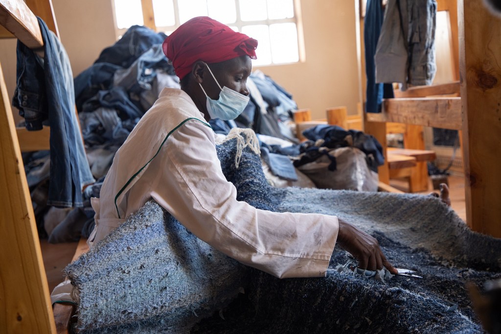 Mfanayakazi katika kampuni ya Africa Collext Textiles kinachotumia nguo kuukuu kutengeneza nguo.