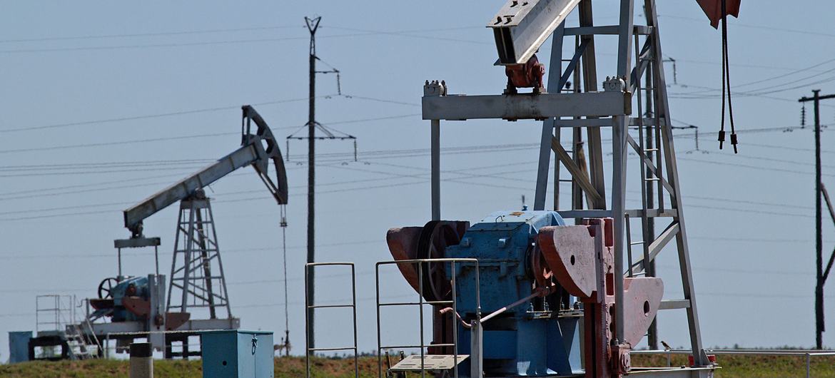 Российская нефть продается новым ключевым покупателям, таким как Индия, Китай и Турция, со значительной скидкой.