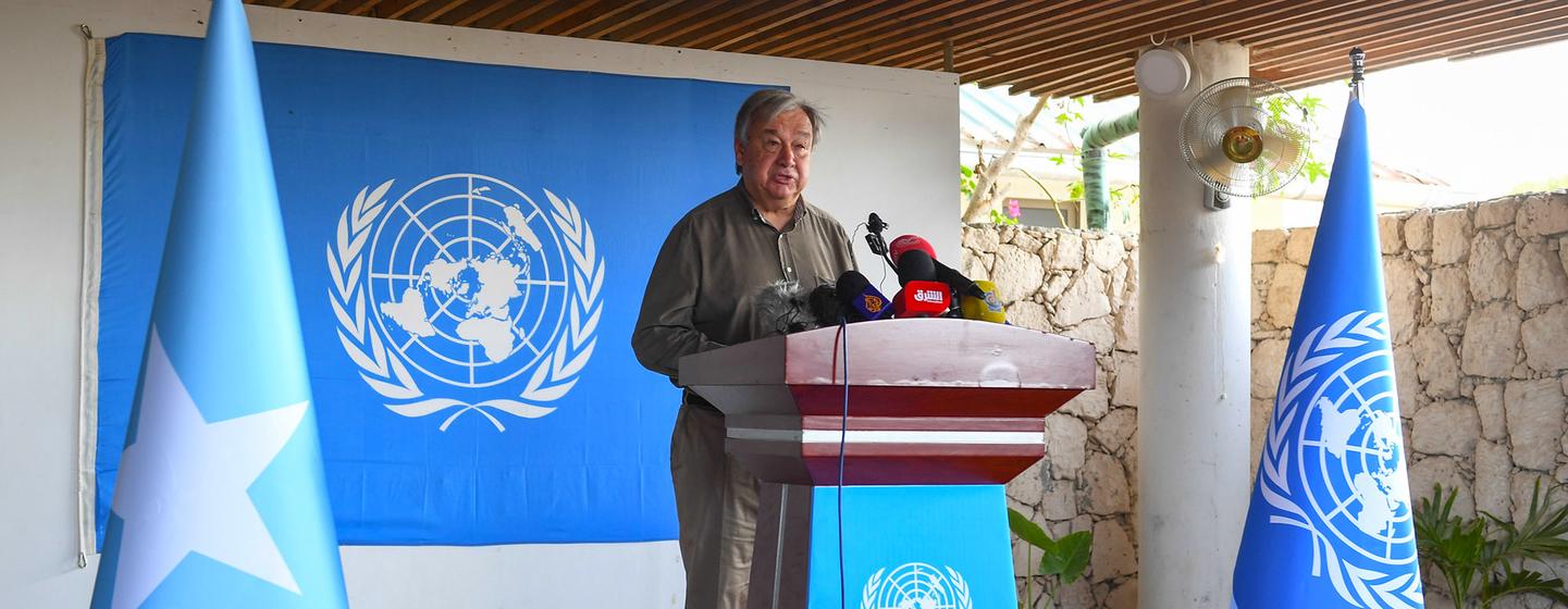 Le Secrétaire général des Nations Unies, António Guterres, s'adresse aux médias à la fin de sa visite en Somalie.