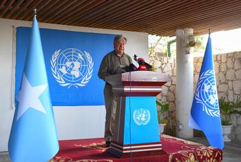 यूएन महासचिव एंतोनियो गुटेरेश अपनी सोमालिया यात्रा समाप्ति के समय मीडिया को सम्बोधित करते हुए.
