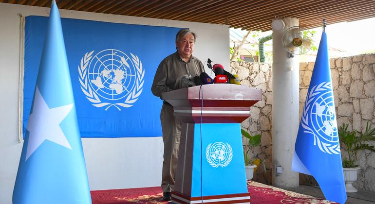 El Secretario General de la ONU, António Guterres, se dirige a los medios de comunicación al final de su visita a Somalia.