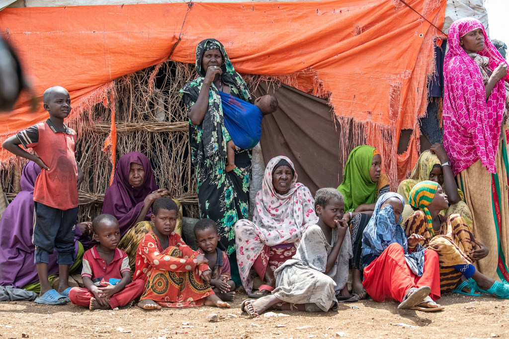 Residents of the ADC camp for internally displaced people in Baidoa, Somalia, where Secretary-General António Guterres made a solidarity visit to Muslim countries during the Holy Month of Ramadan.