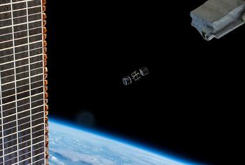 宇航员谢尔·林格伦在国际空间站进行太空行走时部署了日本宇宙航空研究开发机构（JAXA）的卫星，背景中可以看到地球的地平线。