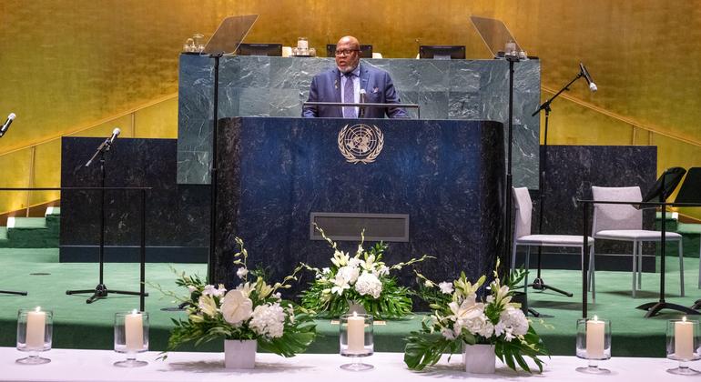 联合国大会主席丹尼斯·弗朗西斯在纪念1994年卢旺达大屠杀30周年大会上发表讲话。