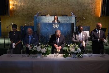 Le Secrétaire général António Guterres (au centre) et d'autres participants allument des bougies lors de l'événement de l'Assemblée générale des Nations Unies commémorant le trentième anniversaire du génocide de 1994 contre les Tutsis au Rwanda.