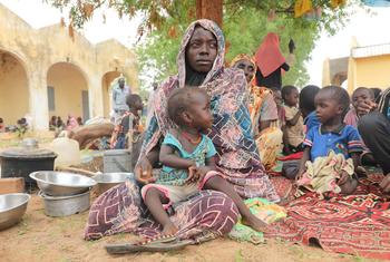 Mariam Djimé Adam, de 33 años, está sentada en el patio de la escuela secundaria de Adre, en Chad. Llegó de Sudán con sus 8 hijos