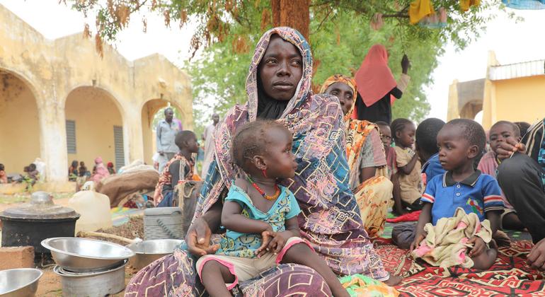 33 वर्षीय मरियम जिमे एडम, चाड में एड्रे के माध्यमिक विद्यालय के प्रांगण में बैठी हैं. वह अपने 8 बच्चों के साथ सूडान से यहाँ पहुँची हैं.