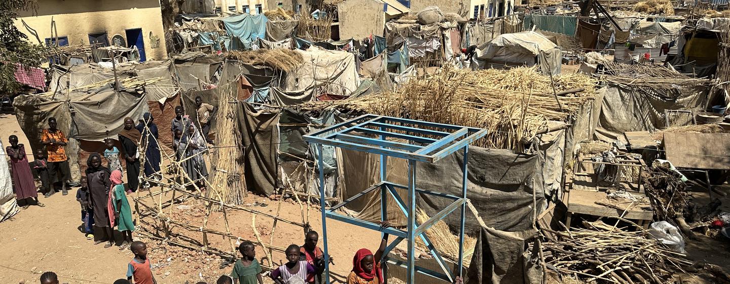 Vista aérea de niños y sus familias cerca de los refugios provisionales del centro de desplazados de Khamsa Dagiga, en la ciudad de Zelingei, Darfur Central, Sudán.