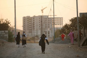 من الأرشيف: فتيات كرديات يتوجهن إلى المنزل بعد المدرسة في مدينة دهوك شمالي إقليم كردستان العراق.