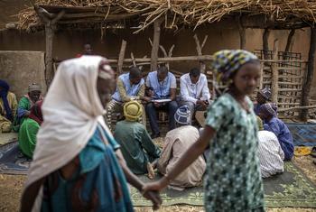 Dans le centre du Mali, les spécialistes des droits de l'homme de l'ONU interrogent des civils qui ont fui des attaques armées dans la région du Cercle de Bankass (photo d'archives).