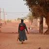 Une femme marche dans la ville de Mopti au Mali. 