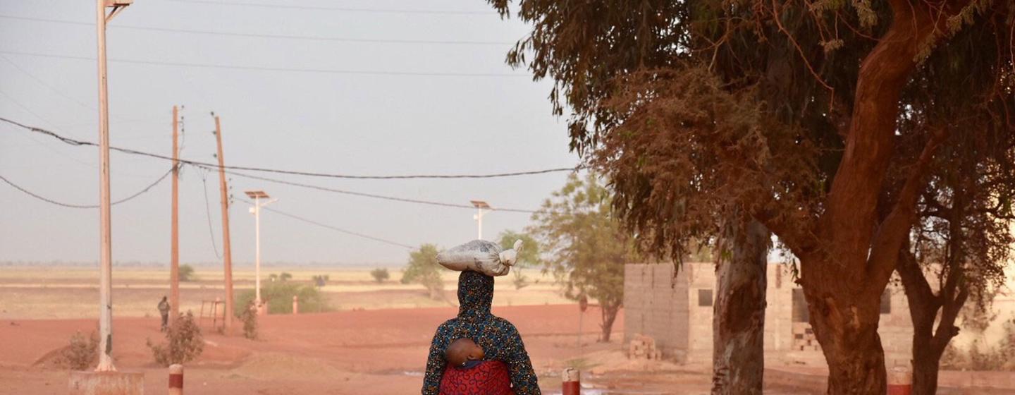 Une femme marche dans la ville de Mopti au Mali. 
