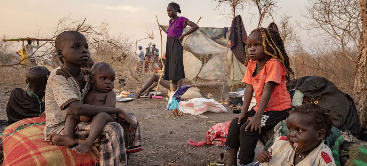 Una familia de refugiados sursudaneses espera en un centro de tránsito del ACNUR en Renk, Sudán del Sur.