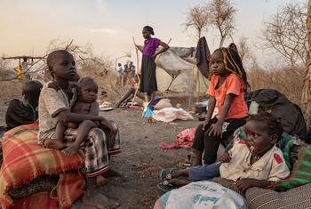 Una familia de refugiados sursudaneses retornados espera en un centro de tránsito del ACNUR en Renk, Sudán del Sur.