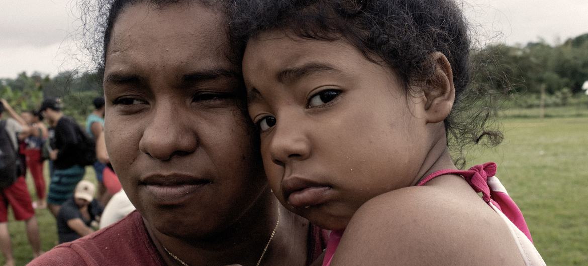 No Texas, EUA, uma mulher abraça a filha de quatro anos depois de fazer a perigosa viagem pelo Darién Gap, entre a Colômbia e o Panamá